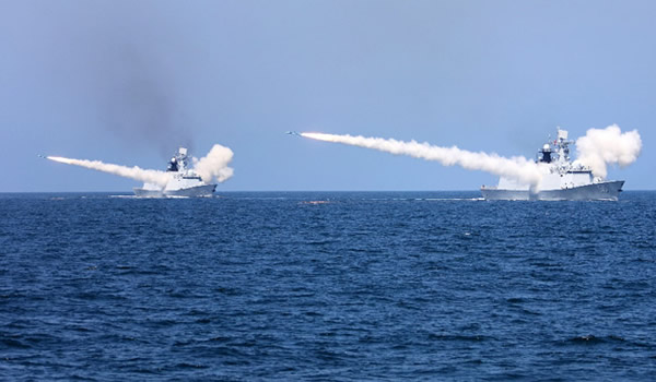 海军在黄渤海海空域组织实兵实弹对抗演习 实射