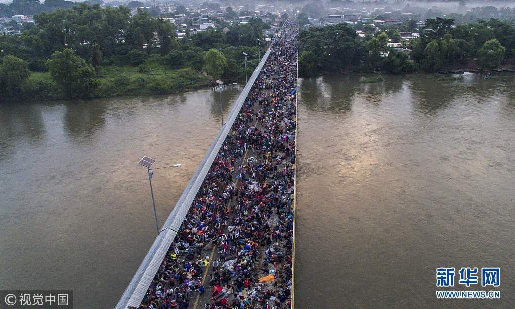 中美洲移民等待进入墨西哥 成千上万移民“挤爆”边境大桥