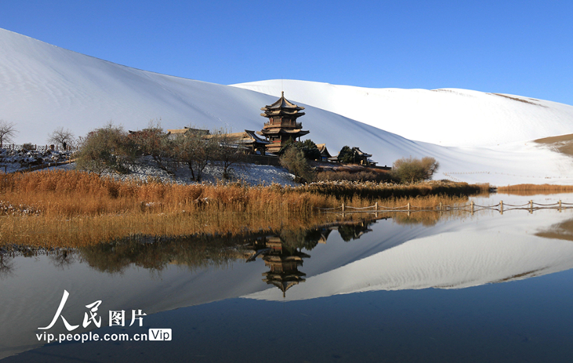 甘肃敦煌：雪后大漠景如画