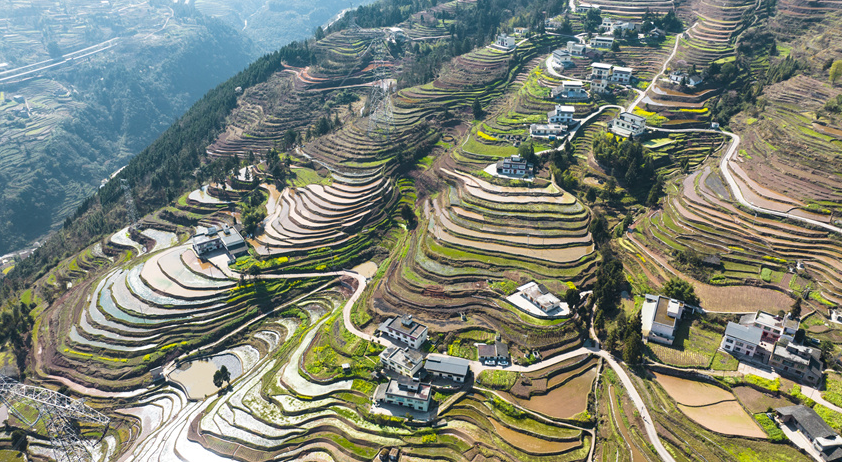 四川古蔺：不负好春光，山村备耕忙