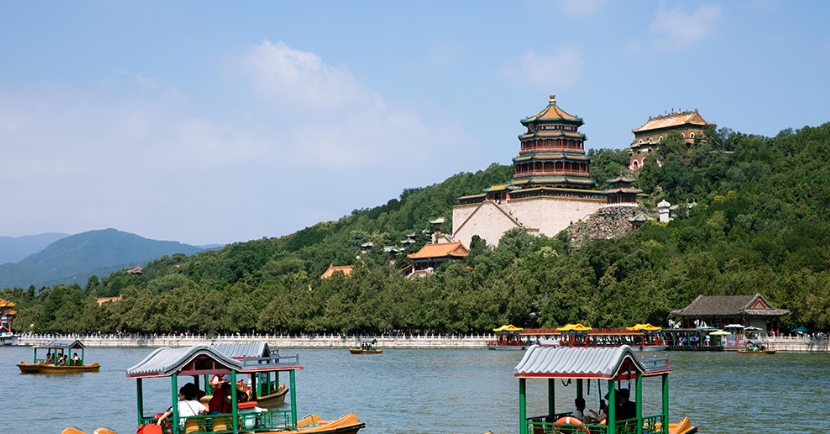 北京：夏日颐和园游人如织