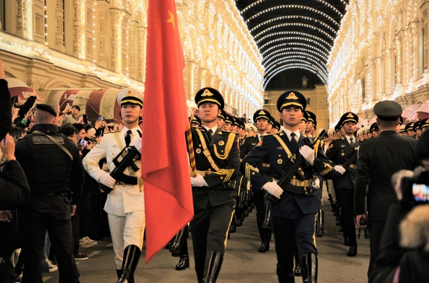 中国人民解放军仪仗司礼大队震撼亮相莫斯科 