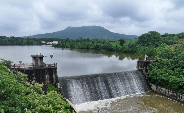 江西泰和：水库泄洪保安全