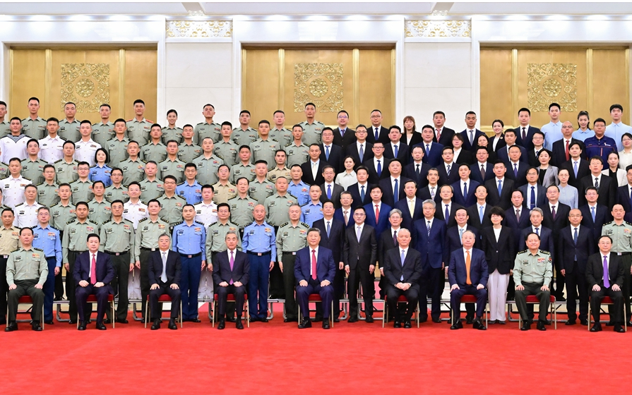 习近平亲切接见中国人民抗日战争暨世界反法西斯战争胜利80周年纪念活动筹办工作各方面代表