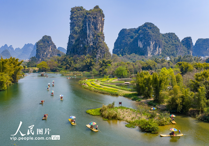 广西阳朔：乘竹筏 赏美景