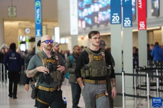 美国移民执法人员开始在机场执勤