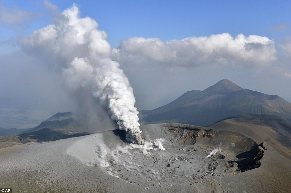 日本新燃岳火山喷发“新高度” 有害烟雾达1700多米