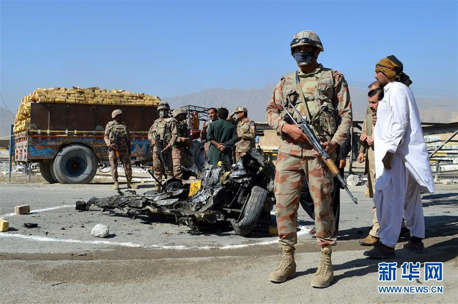 10月18日，在巴基斯坦奎达，士兵在爆炸现场警戒。