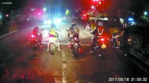 广东中山12名男子深夜飙车被抓 摩托时速219公