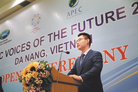 起草APEC《青年宣言》 成都小伙代表中国向世界发声