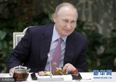 俄总统普京与年度国家家庭竞赛获奖家庭成员共同进餐
