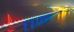 港珠澳大桥全线亮灯迎新年