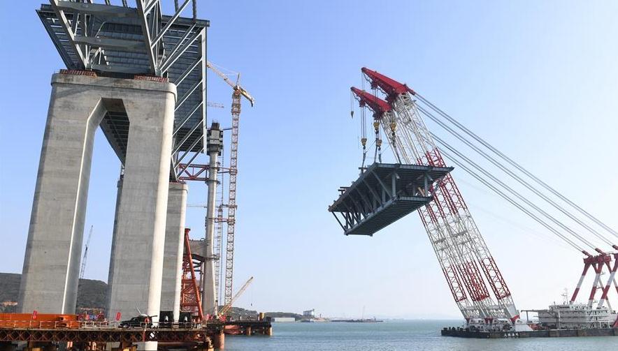 平潭海峡公铁两用大桥首跨3400吨钢桁梁成功架设