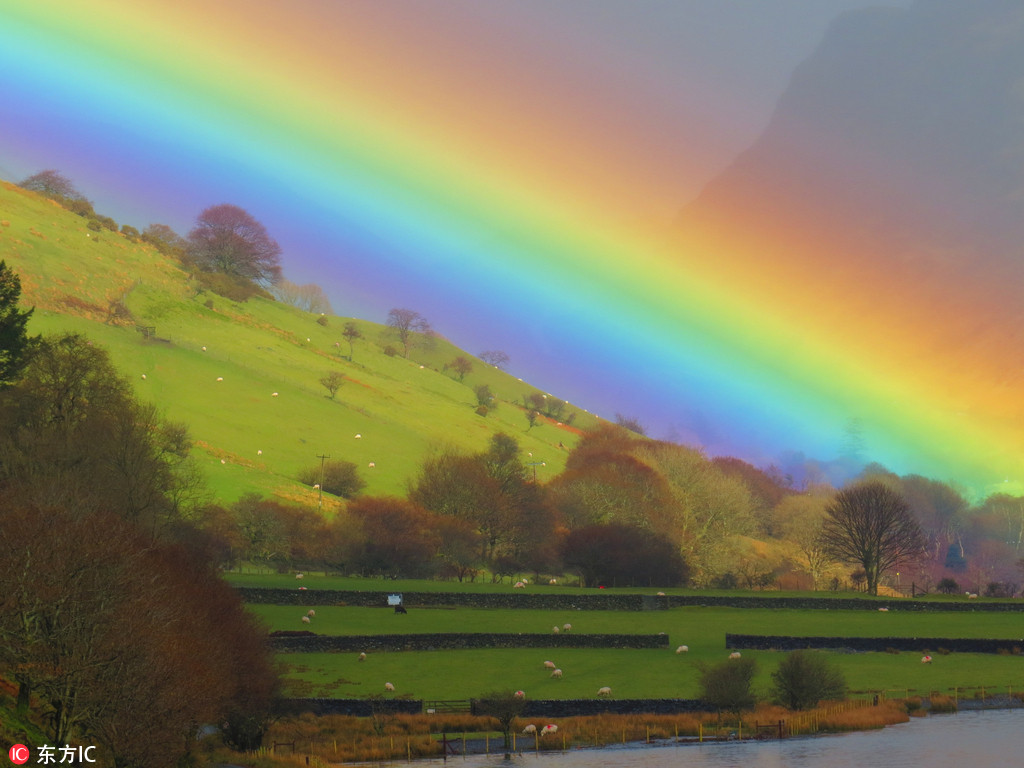 英国乡村现“双彩虹” 绝美色彩美轮美奂