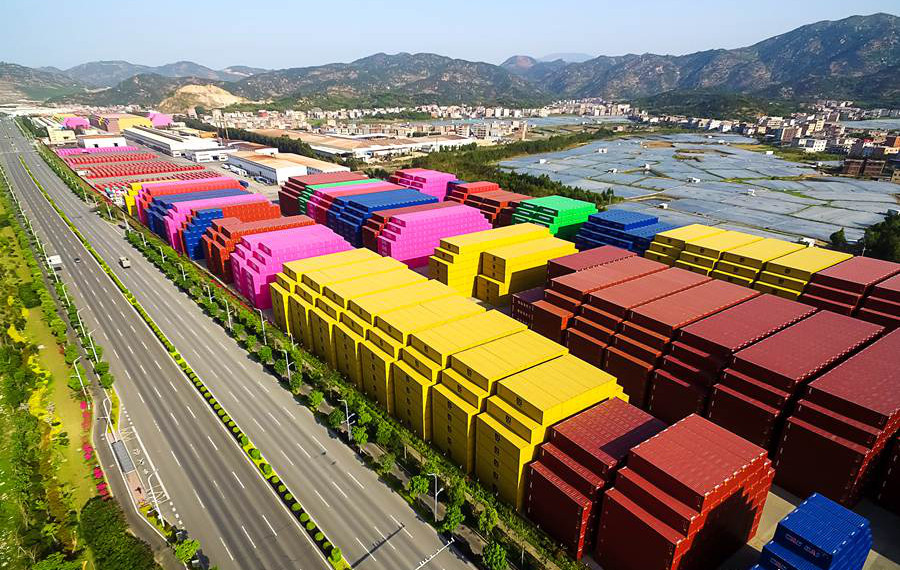 福建漳州港：多彩集装箱形成钢铁风景线
