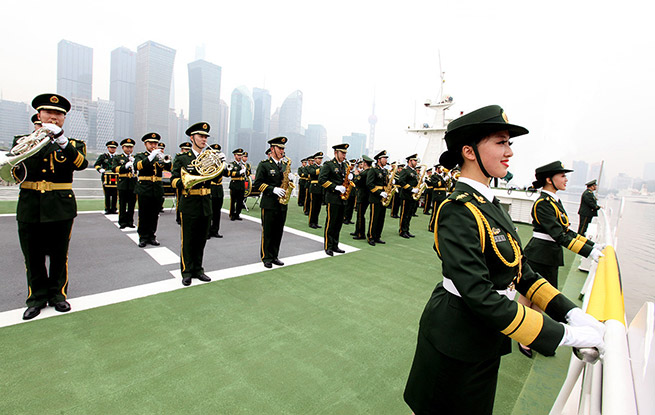 中国武警部队卫士军乐团浦江大巡游