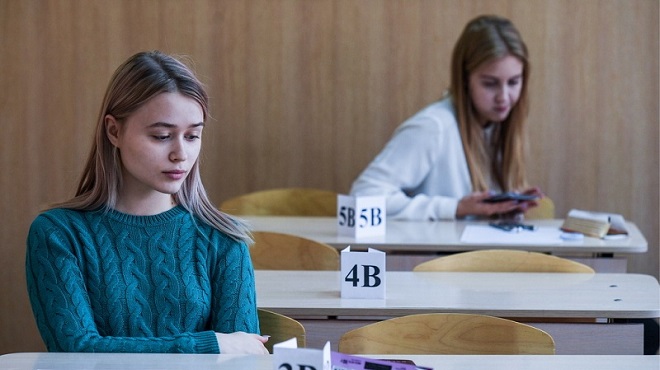 俄罗斯高考拉开帷幕 学生参加考试紧张有序
