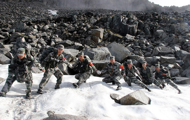 高清:西部战区某边防连官兵高海拔踏雪巡逻