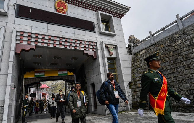 中国乃堆拉山口迎来今年首批印度官方香客