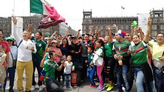 7万球迷齐聚宪法广场为墨西哥队助威