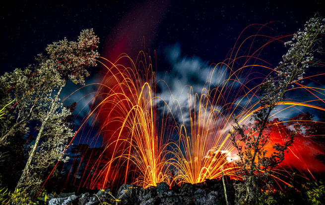 摄影师冒死记录夏威夷火山喷发震撼瞬间