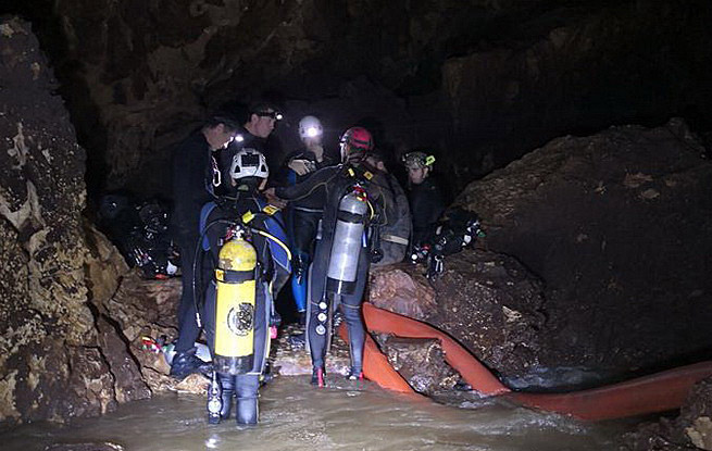中国洞穴救援专家为营救受困泰国少年足球队员做准备