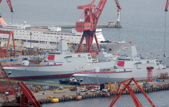 中国2艘055型万吨级驱逐舰在大连同时下水