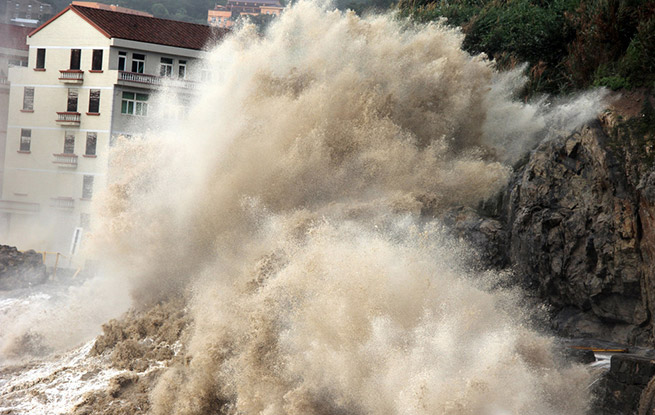 受台风“玛莉亚”影响 浙江温岭海岸掀起十多米高巨浪