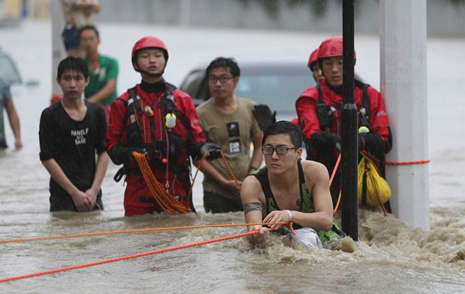 成都暴雨 5个小伙获救后与消防一起救人