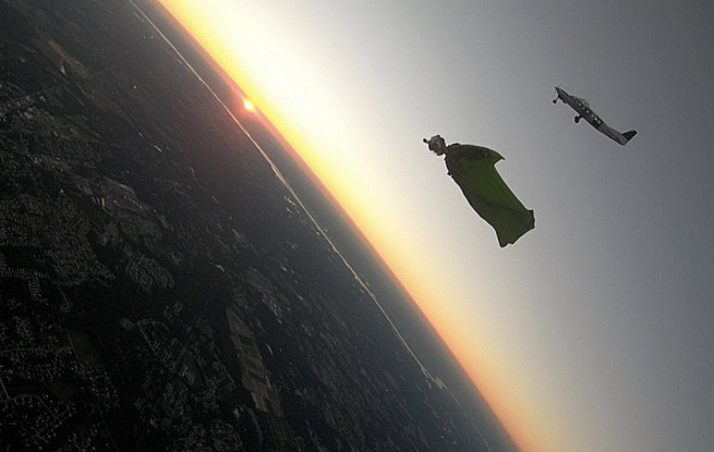 玩心跳！胆肥跳伞运动员挑战翼装飞行 与飞机“比肩齐飞”