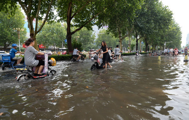 急雨袭击河北邯郸 部分路段开启“看海”模式