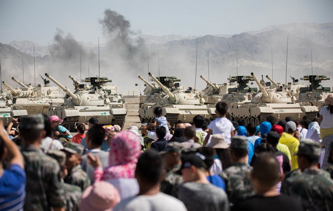 新疆库尔勒：国际军事比赛开幕 各地军迷现场观赛热情高