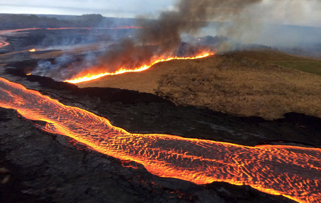 夏威夷火山平息数天后再度活跃 喷发活动或持续数年