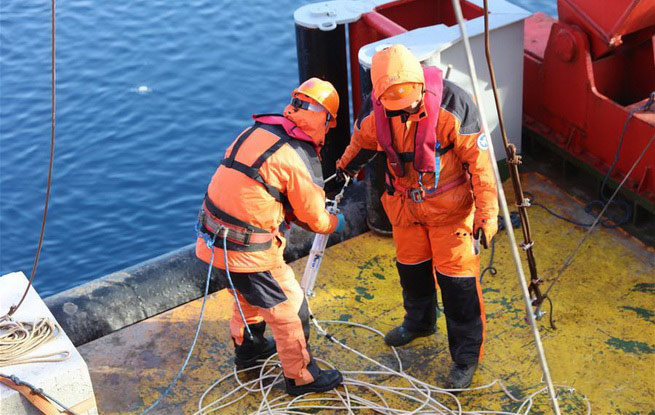 中国北极科考队回收并布放锚碇式潜标