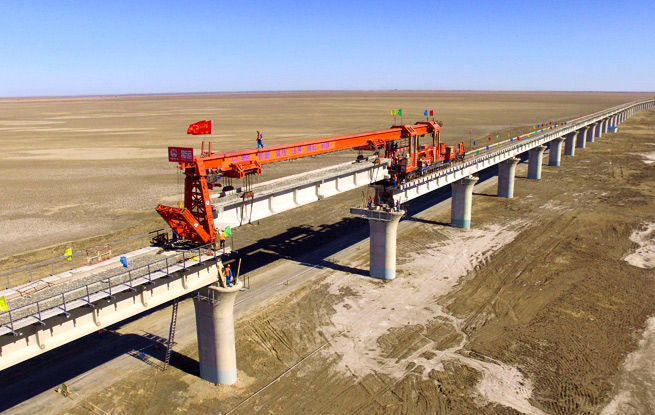 新疆：格库铁路最长铁路桥合龙