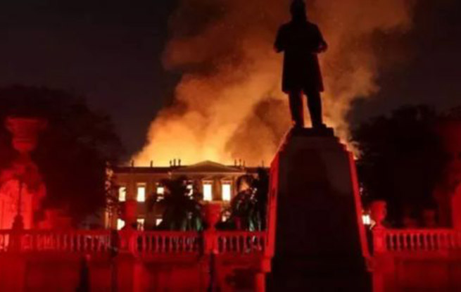 巴西国家博物馆大火 2000多万件藏品仅10%幸存令人痛心