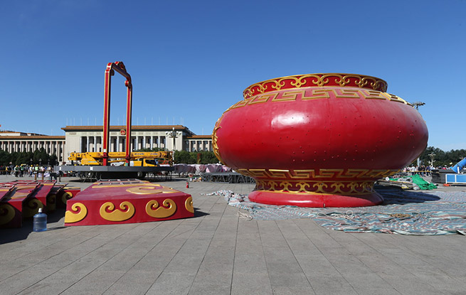 北京天安门广场“祝福祖国”巨型花篮开始安装施工