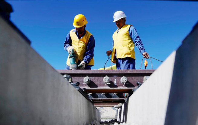 川藏铁路拉林段首组道岔铺设成功