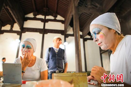 参与“古镇嘉年华”的演员在化妆。主办方提供