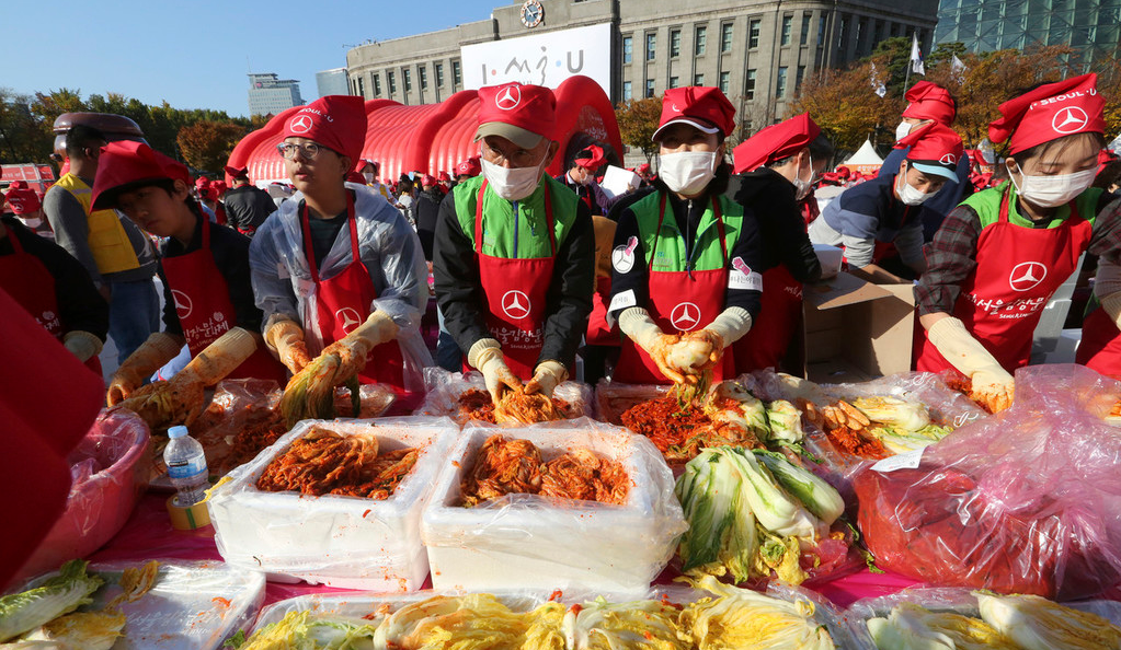 韩国超过3000人一起做泡菜