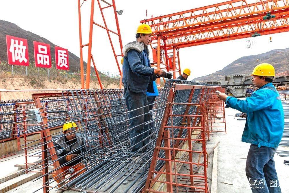 11月4日，太凤高速凤县段施工现场。