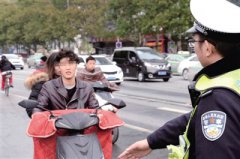 郑州严查电动自行车逆行、闯红灯、违规带人等违法问题