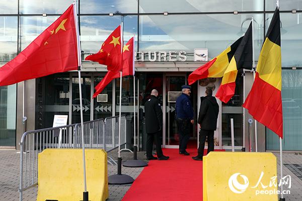 比利时列日机场，中比国旗迎风招展。记者 任彦 摄 