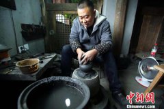 探访雅安荥经砂器制作：千年传统工艺的传承与创新