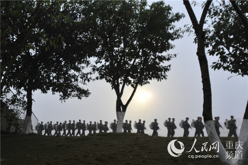 12月17日清晨，新兵战士迎来军营“首考”——负重100公里拉练。王肸 摄