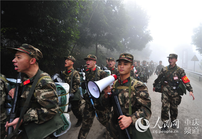 重庆：新兵拉练负重行军百公里 路人点赞子弟兵