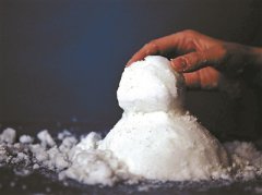 网红“人造雪粉” 或存安全隐患