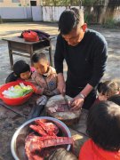江西一乡村小学校长自费为孩子“加餐” 视频走红网络