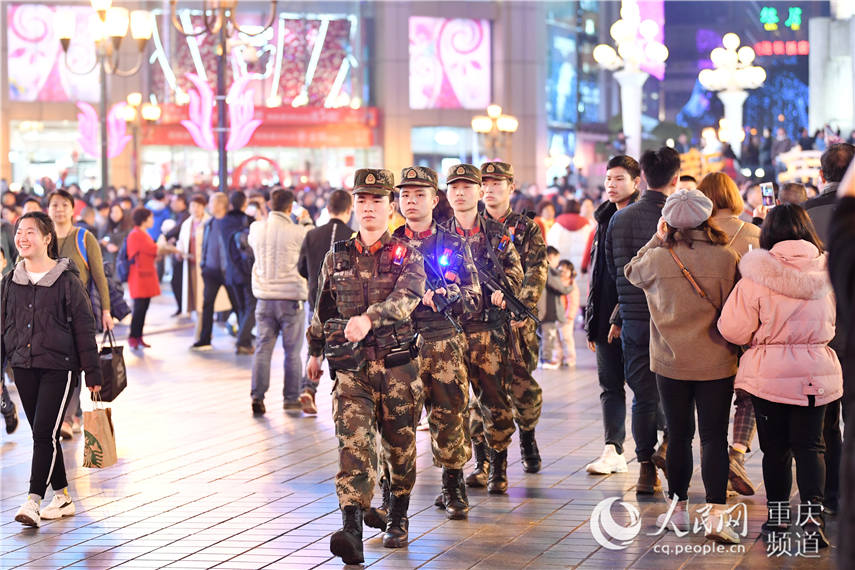 图为武警重庆总队执勤第二支队执勤官兵正在重庆解放碑巡逻。唐志勇 摄