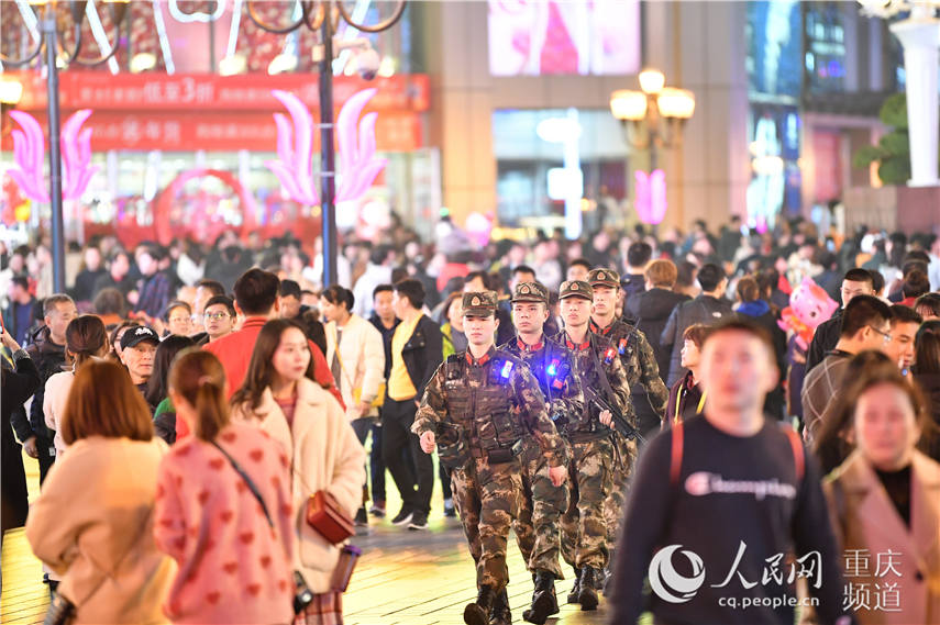 图为武警重庆总队执勤第二支队执勤官兵正在重庆解放碑巡逻。唐志勇 摄